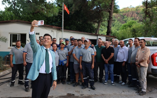 Marmaris Belediye Başkanı Ünlü, temizlik personelini ziyaret edip teşekkür etti