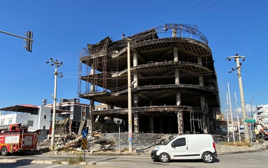 Mersin Mezitli'de mobilya mağazasındaki yangın 2 saatte kontrol altına alındı