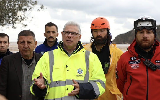 Mudanya Belediyesi Esence ve Yalıçiftlik'teki sel ve taşkınlara müdahale etti