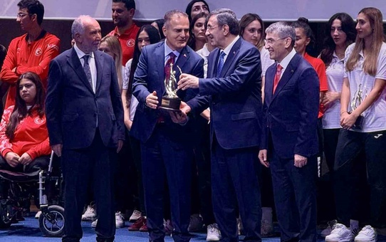 Muğla Valisi Akbıyık'a spora destek ödülü Cevdet Yılmaz'ın elinden verildi