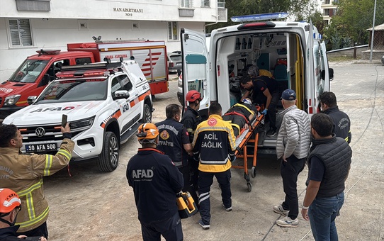 Nevşehir'de asansör kabini yerleştirilirken boşluğa düşen 2 işçi yaralandı