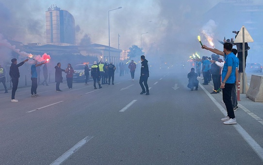 Şehri adeta yaktılar! Filistin Milli Takımı'na coşkulu karşılama