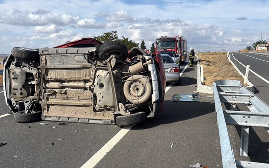 Çorlu'da refüje çarpan otomobile arkadan gelen araç takla attı, 4 kişi yaralandı