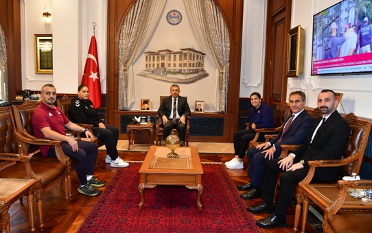 Trabzon Valisi Şahin, Avrupa şampiyonu boksörler Kethüda ve Sürmeneli'yi kabul etti