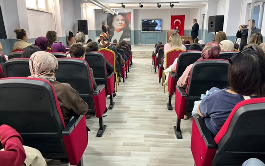 Vali Duru, bağımlılıkla mücadelede aile ve eğitimcilere sorumluluk düştüğünü söyledi