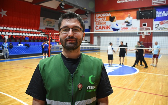 Samsun'da kurum müdürleri Yeşilay öncülüğünde bağımlılığa karşı voleybol oynadı