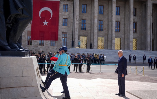 Meclis'te 28. Dönem 5. Yasama Yılı açılışı için Atatürk Anıtı'na çelenk bırakıldı