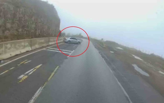 Hatay'da kontrolden çıkan otomobil refüje çarptı, kaza anı tır kamerasına yansıdı