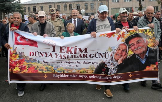 Ardahan'da Dünya Yaşlılar Günü'nde yaşlılar Valiliğe yürüdü, Vali Yamlı da katıldı