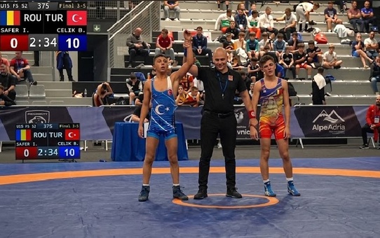 Berat Çelik U15 Balkan Güreş Şampiyonası'nda 10-0 ile bronz madalya kazandı