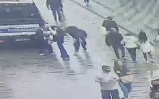 Taksim'de kapkaç yapan şüpheli, kadının telefonu üzerindeyken suçüstü yakalandı