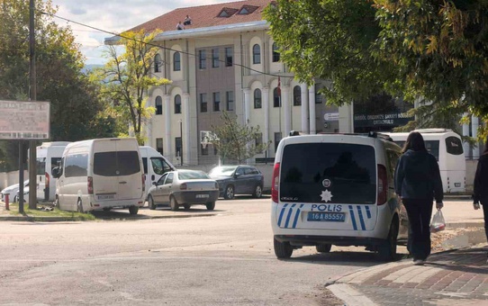 İnegöl'de eğitimciler ihbar etti: Ortaokula silahla gelen 24 yaşındaki şahıs yakalandı