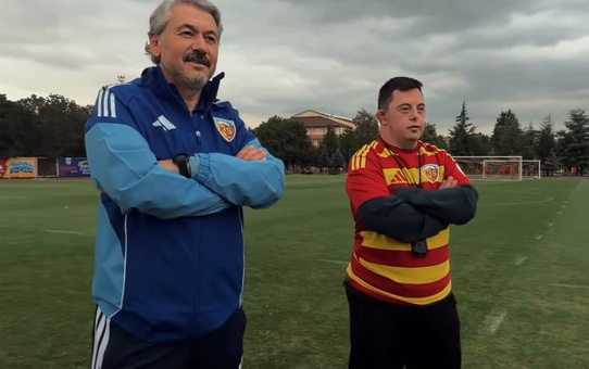 Kayserispor antrenmanına konuk olan down sendromlu Mehmet Taşdemir taktik verdi