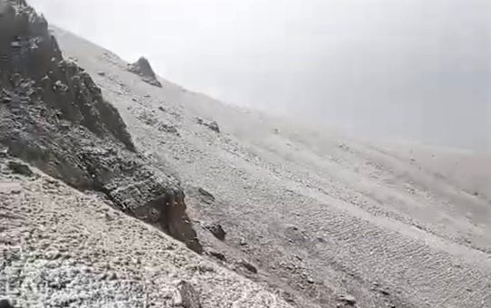 Erzurum Karayazı'da 3 bin 63 rakımlı Çakmak Dağı'na mevsimin ilk karı yağdı