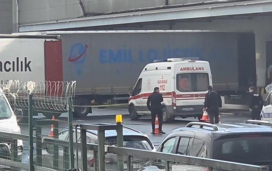 Esenyurt'ta geri manevra yapan TIR, 61 yaşındaki şoförü sıkıştırdı, şoför öldü