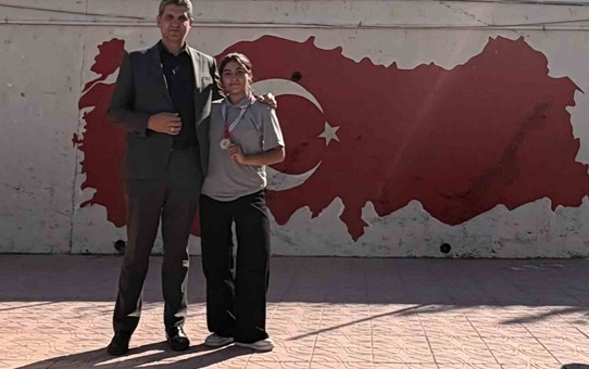 Ravza Nur Kaçan, Kick Boksta Türkiye birinciliğini okuluna kazandırdı