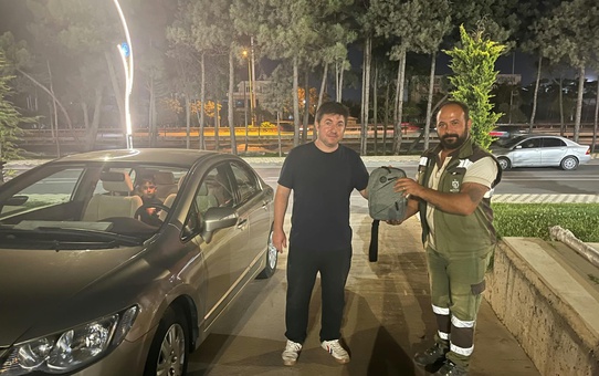 Gebze'de temizlik işçisi Mehmet Çelik, 400 bin TL'lik çantayı amirine teslim etti