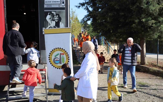 Düzce'ye gelen Gezen Sinema Tırı, Kaynaşlı'da köy okulu öğrencilerine film izletti