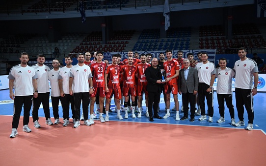 İzmir'de 3 gün süren TÜGİAD Ege Voleybol Turnuvası'nda kupa Ziraat Bankkart'ın oldu