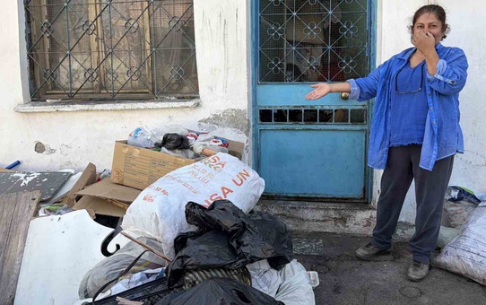 İzmir Konak'ta çöp evden yayılan koku ve haşere mahalleliyi isyana getirdi