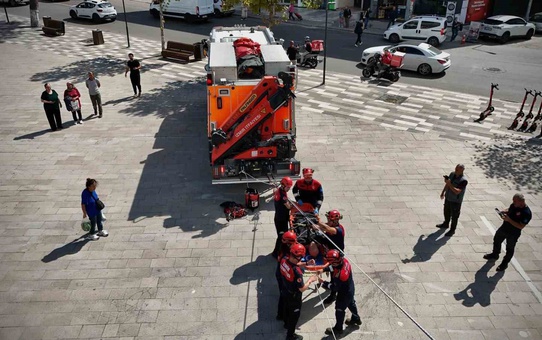 İZSU Buca Şube binasındaki yangın tatbikatında yaralı personel havai hatla kurtarıldı