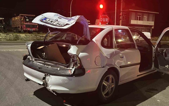 Kütahya Tavşanlı'da tır otomobile arkadan çarptı, kaza kameraya yansıdı