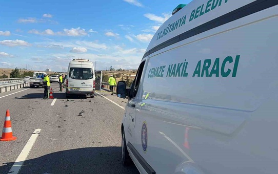 Kütahya'da minibüsle çarpışan motosikletin 23 yaşındaki sürücüsü hayatını kaybetti