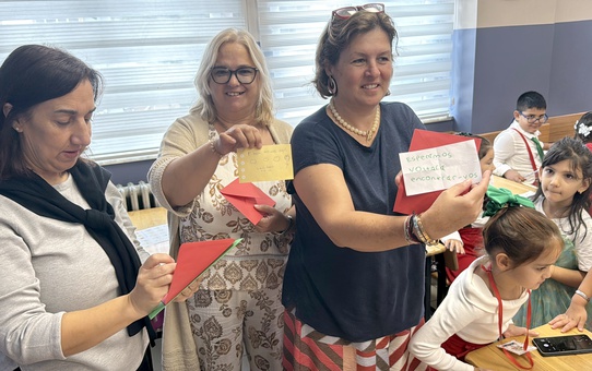 Erasmus kapsamında Avcılar'a gelen 6 Portekizli öğretmen öğrencilerle şarkı söyledi