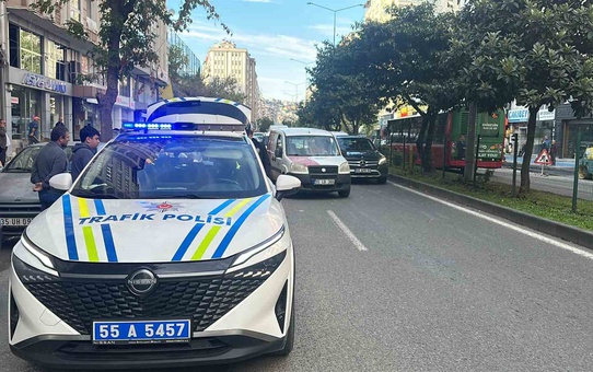 Samsun İlkadım'da motosikletin hafif ticari araca çarpması sonucu 2 kişi yaralandı