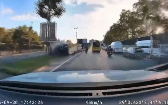 Sarıyer'de cipin İETT otobüsüne çarptığı anlar kameraya yansıdı, 3 kişi yaralandı