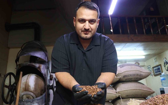 Sivas'ta Brezilya kahvesi asırlık makinede kavruluyor, taş değirmende öğütülüyor