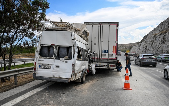 Mersin Tarsus'ta 6 araç çarpıştı, aralarında çocukların da olduğu 11 kişi yaralandı