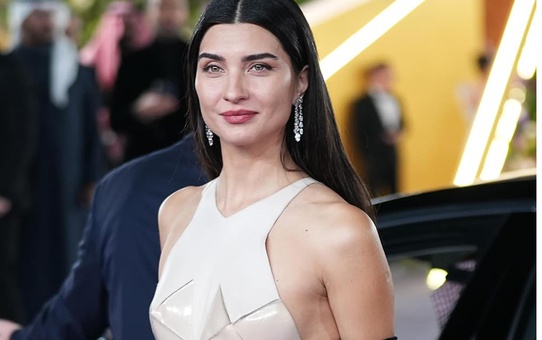 Tuba Büyüküstün'un festival pozlarına yorum yağdı! Yanındaki isim dikkat çekti