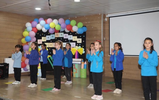 Van Başkale'de İlköğretim Haftası'nda Kaymakam Sarı eğitim camiasına başarı diledi