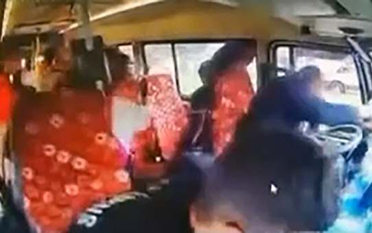 Yüreğir'de minibüs dolmuşa çarptı: Şoför o sırada yolcularla konuşuyordu