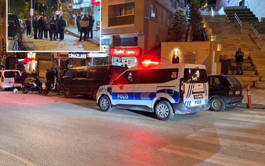 Kız arkadaşına sarılan gence dehşeti yaşattı: Hiç acımadan bıçakladı