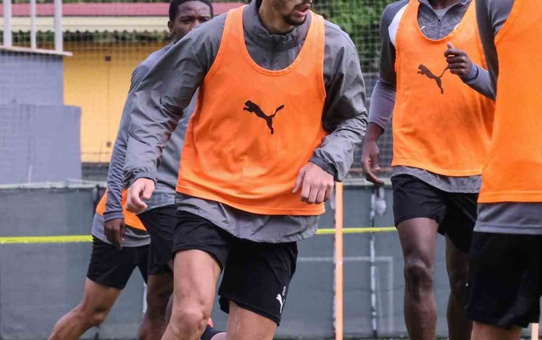 Corendon Alanyaspor, Erzurumspor FK maç hazırlığında pas ve dar alan çalıştı