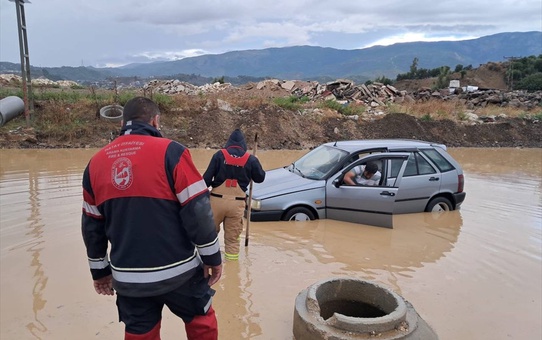 Antakya'da sağanak su birikintisi oluşturdu, mahsur kalan baba ve oğlu kurtarıldı