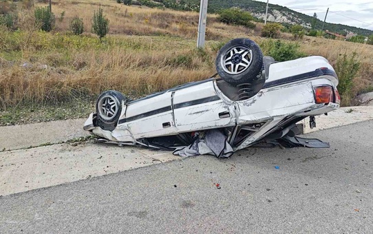 Isparta Yalvaç'ta D-350'de takla atan otomobilde 3 kişi yaralandı