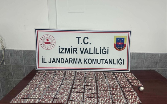İzmir Kınık'ta jandarma, araçta 1456 sentetik hap ele geçirdi, 2 şüpheli tutuklandı