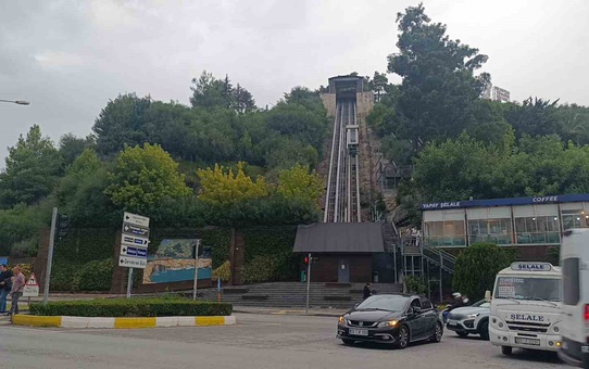 Manavgat'ta arkadaş şakasıyla duran asansörde 2 çocuk 1 saat mahsur kaldı