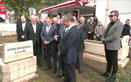 Özgür Özel Artvin'de... Özel, cuma namazını Merkez Camii'nde kıldı