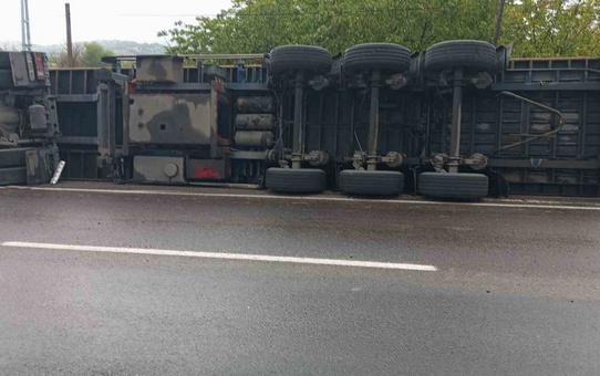 Adıyaman Gölbaşı'nda kontrolden çıkan tır yan yattı, sürücü yara almadan kurtuldu