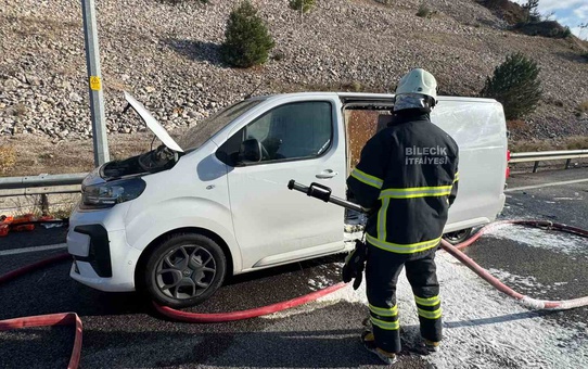 Bilecik'te D-650'de alev alan ticari araç itfaiyenin müdahalesiyle söndürüldü