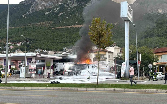 Pamukkale'de yakıt boşaltımı sırasında patlama: Bir kişi ağır yaralı, Denizli-Antalya yolu kapandı