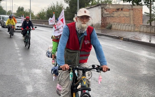 Diyarbakır'dan 6 bisikletçi Minab'daki katliamda ölen 168 çocuk için pedala bastı