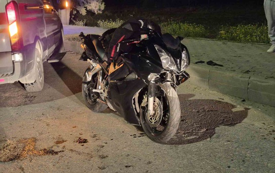 Eskişehir Çevre Yolu'nda motosiklet otomobile arkadan çarptı, sürücü yaralandı