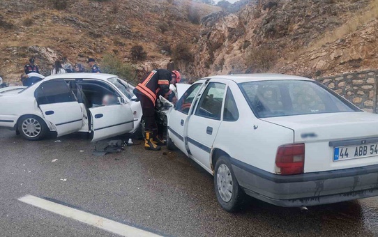 Malatya Akçadağ'da iki otomobil kafa kafaya çarpıştı, 6 kişi yaralandı