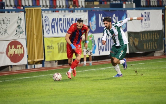 Amasyaspor FK, Karabük İdmanyurdu'nu 83 ve 89'da attığı gollerle 2-1 yendi