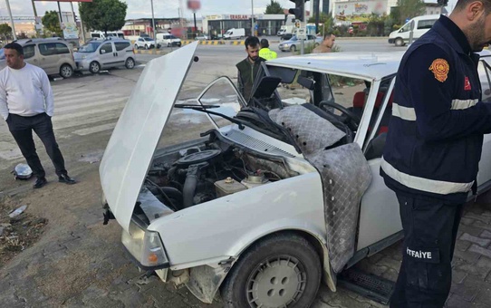 Van Edremit'te iki otomobil çarpıştı, 6 kişi yaralanarak hastaneye kaldırıldı